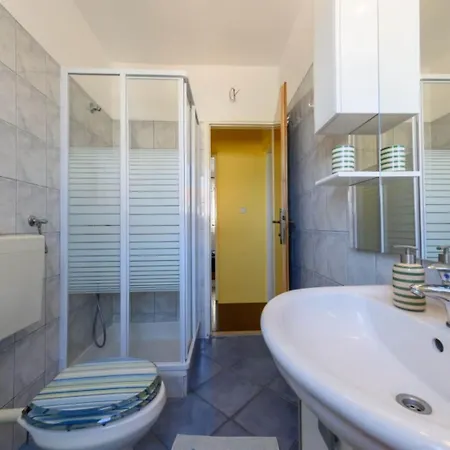 Mirta - Two Bedroom With Sea View Hébergement de vacances *